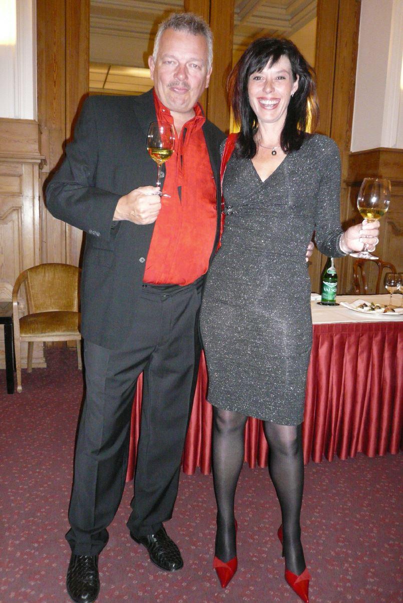 Ein strahlendes Gastgeber-Paar