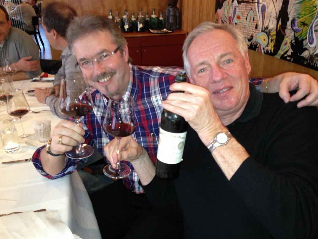 Links Daniel Juchli, der edle Spender