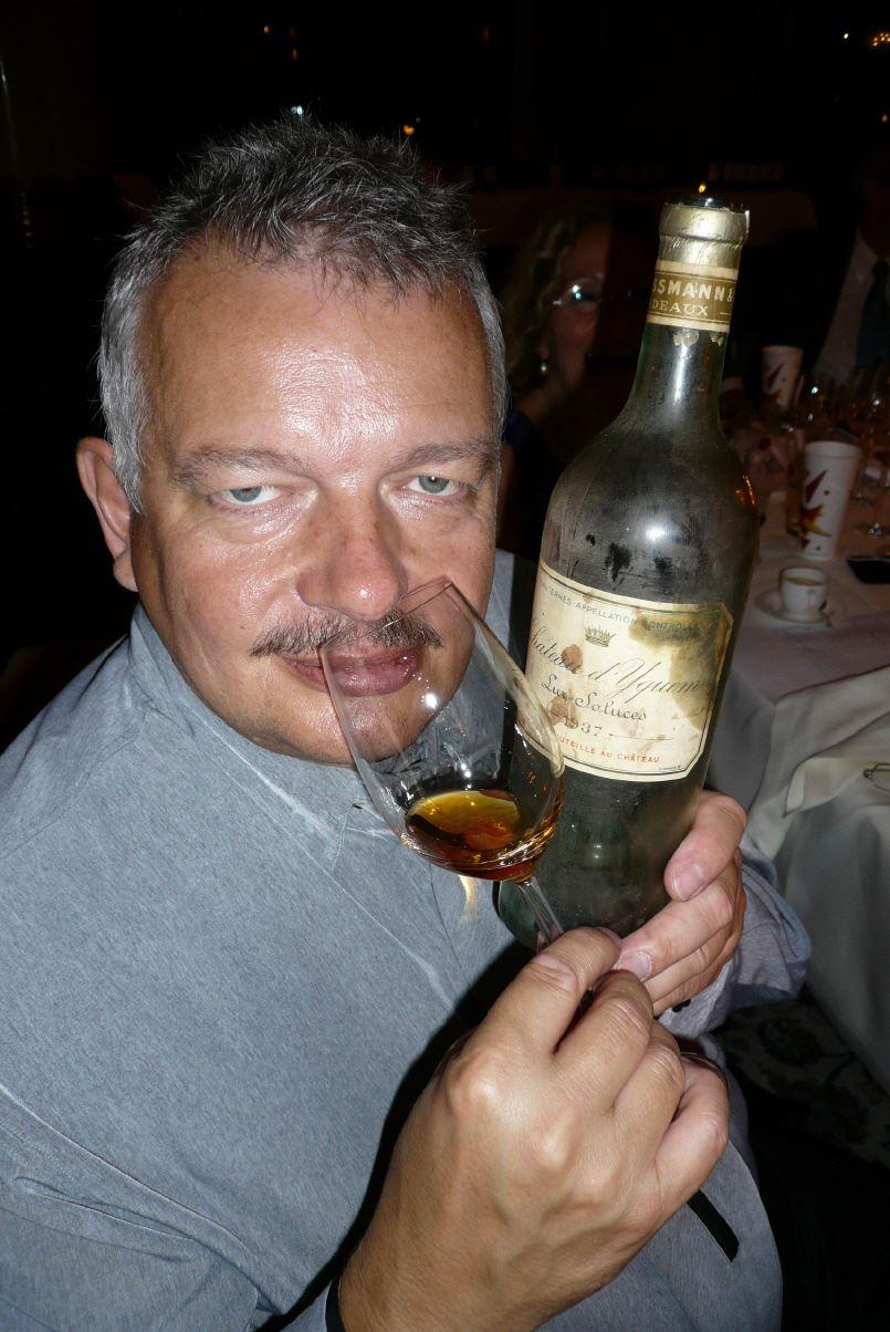 René Gabriel mit seinem Lieblingswein