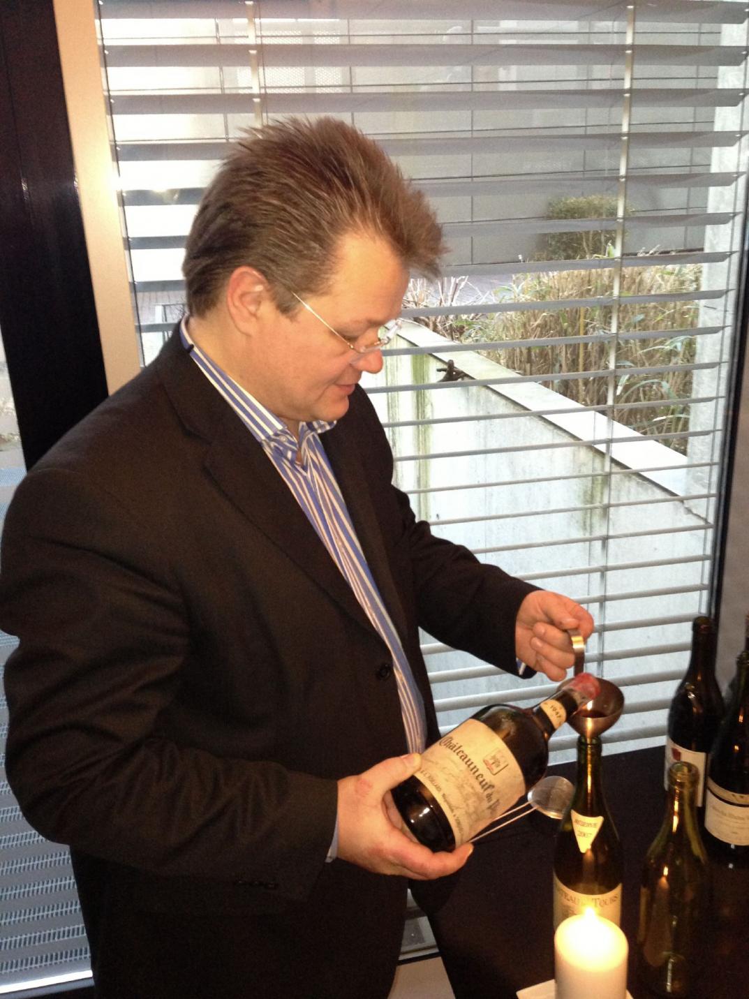 Hier dekantiert der Chef selbst