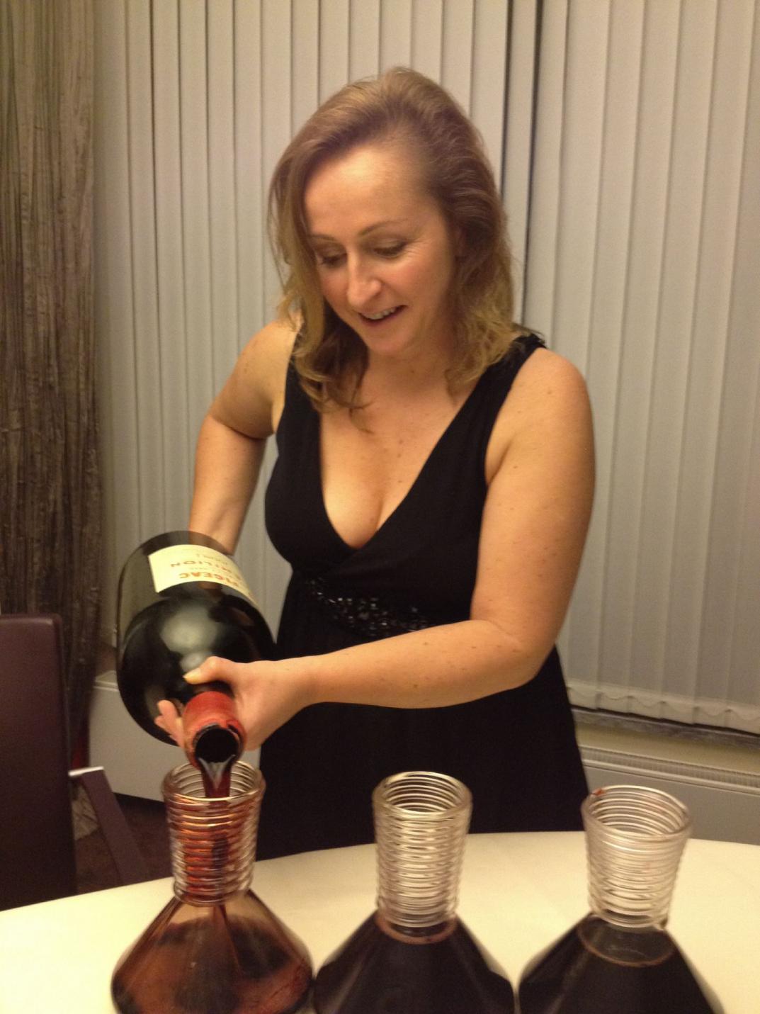 Tischwein satt - die "Chefin" bei der Arbeit