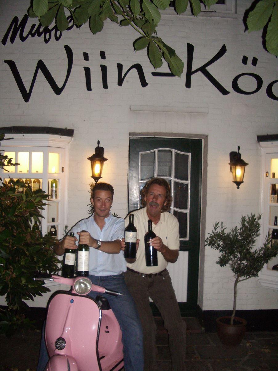 Klaus und Muffel vor ihrem Wiin Kööv