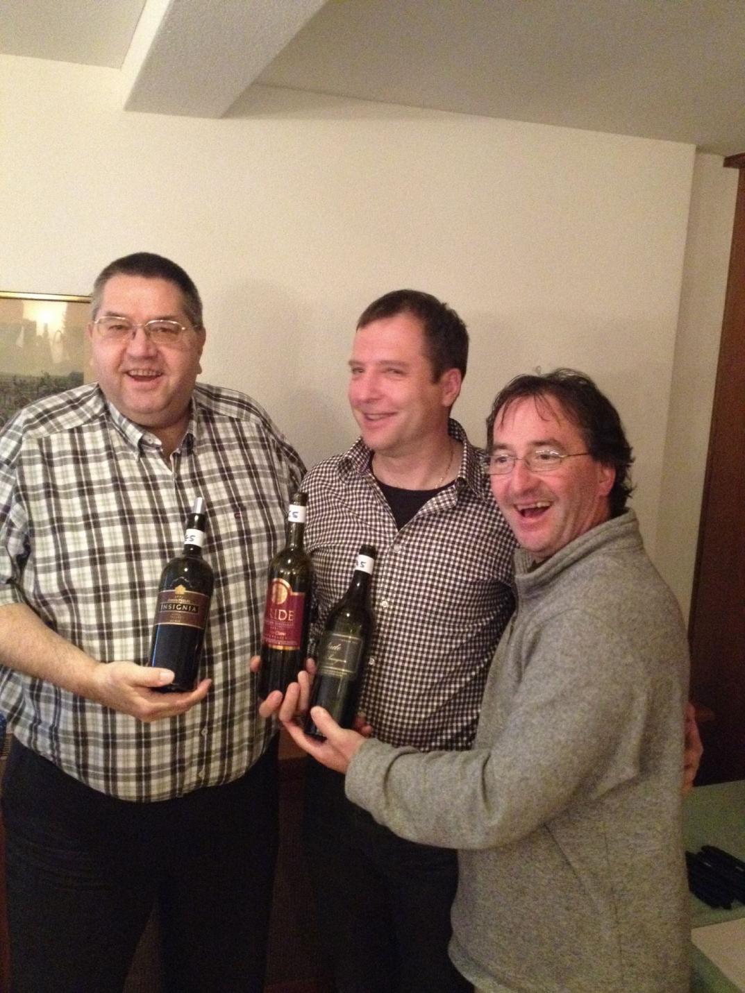 Die Sieger mit den Siegerweinen