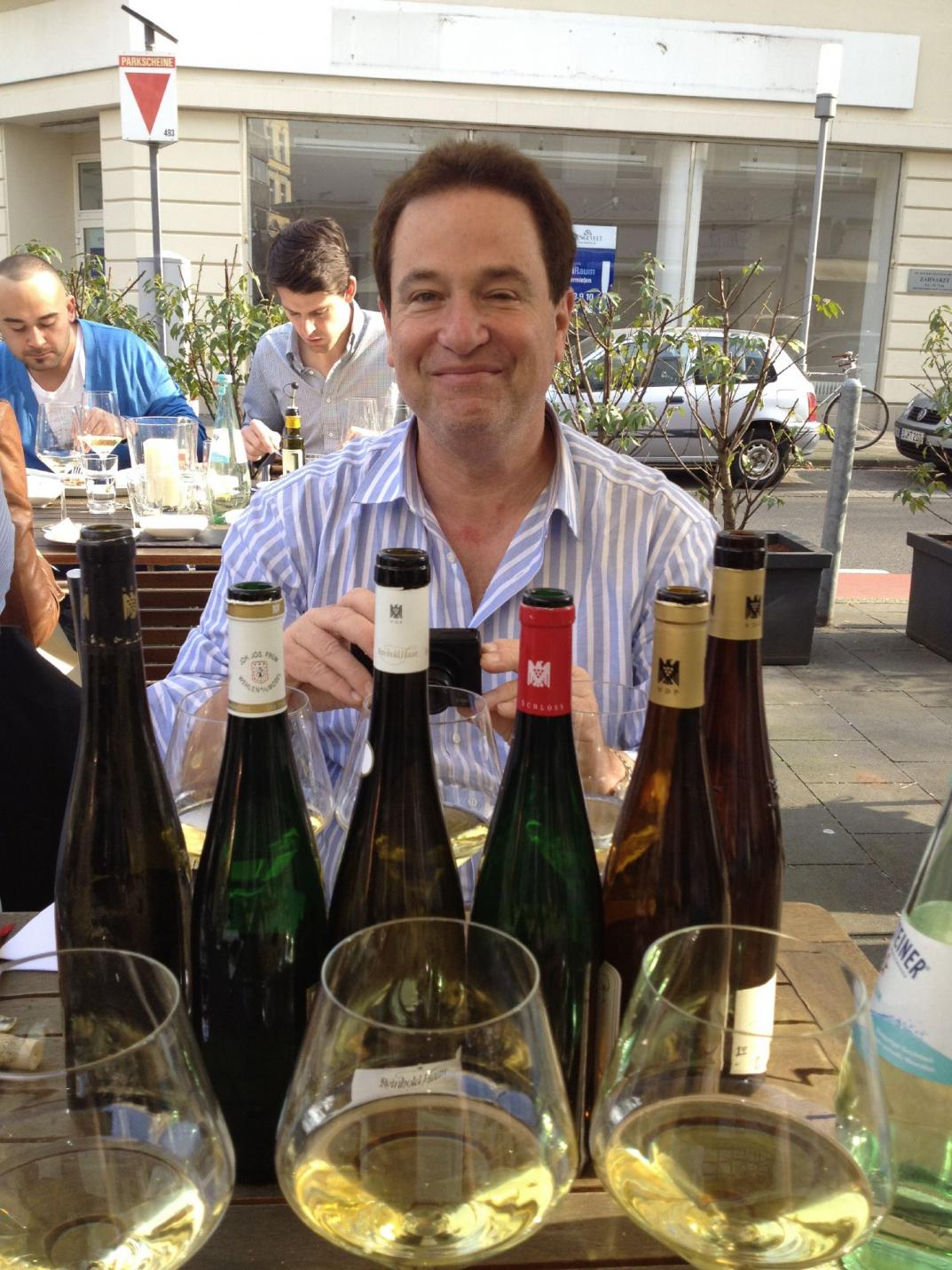 Jeff Leve umgeben von Rieslingen