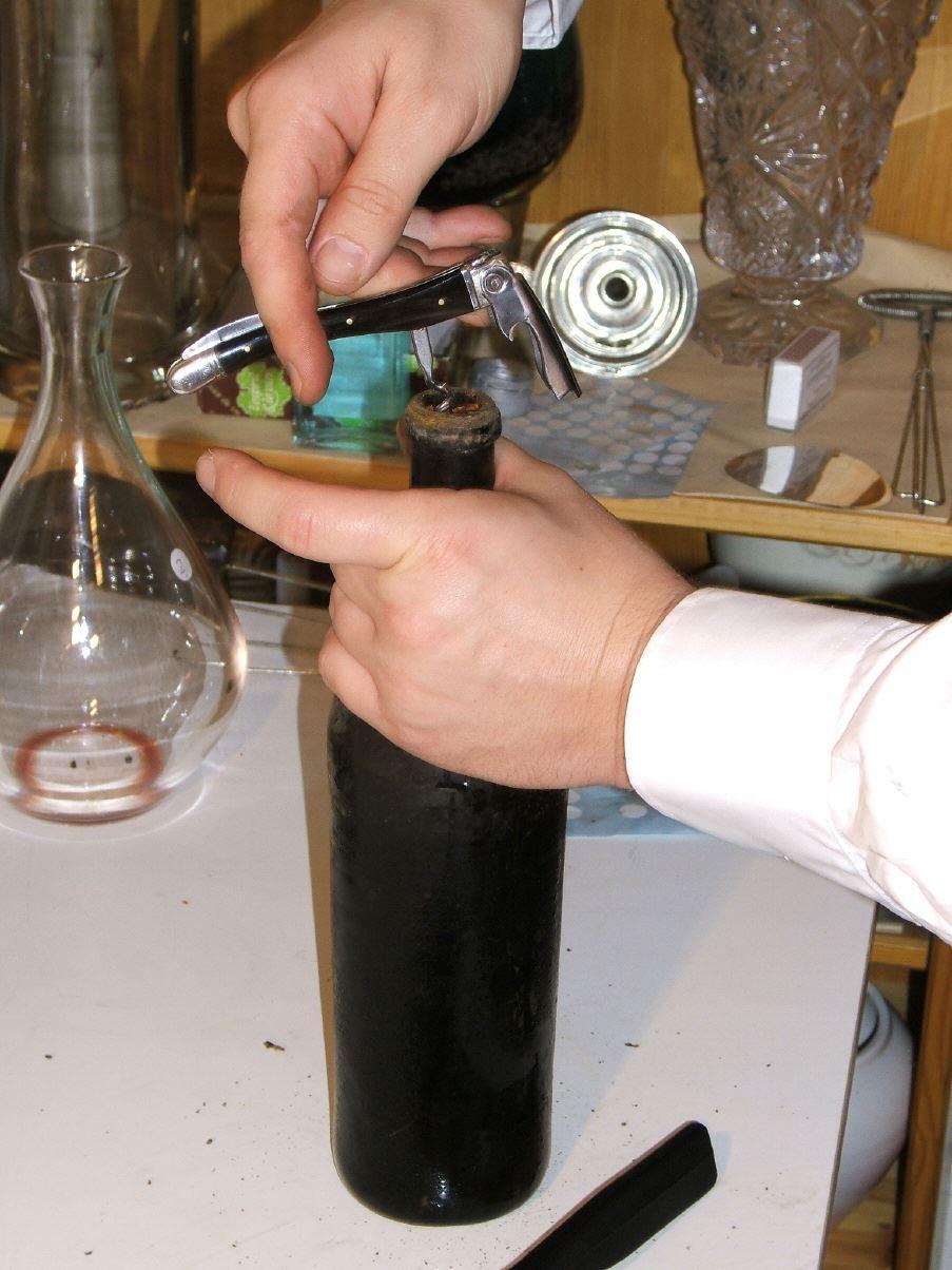 Harte Arbeit: das Entkorken des 1869 