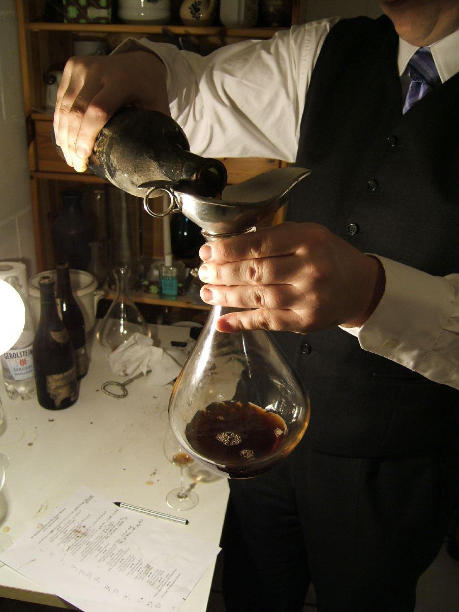 Hier kommt 1869 Margaux in die Karaffe